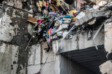 Kharkiv, Ukrayna, 24 Eylül 2024 KAB sınıfı bir savaş başlığıyla donatılmış bir Rus bombardıman uçağı Kharkiv 'deki bir yerleşim yerini kısmen yok etti. Kurtarma ekipleri saldırı mahallinde..