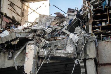 Kharkiv, Ukrayna, 24 Eylül 2024 KAB sınıfı bir savaş başlığıyla donatılmış bir Rus bombardıman uçağı Kharkiv 'deki bir yerleşim yerini kısmen yok etti. Kurtarma ekipleri saldırı mahallinde..