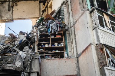 Kharkiv, Ukrayna, 24 Eylül 2024 KAB sınıfı bir savaş başlığıyla donatılmış bir Rus bombardıman uçağı Kharkiv 'deki bir yerleşim yerini kısmen yok etti. Kurtarma ekipleri saldırı mahallinde..