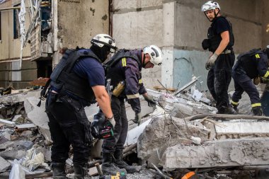 Kharkiv, Ukrayna, 24 Eylül 2024 KAB sınıfı bir savaş başlığıyla donatılmış bir Rus bombardıman uçağı Kharkiv 'deki bir yerleşim yerini kısmen yok etti. Kurtarma ekipleri saldırı mahallinde..