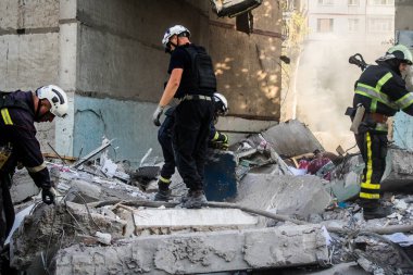 Kharkiv, Ukrayna, 24 Eylül 2024 KAB sınıfı bir savaş başlığıyla donatılmış bir Rus bombardıman uçağı Kharkiv 'deki bir yerleşim yerini kısmen yok etti. Kurtarma ekipleri saldırı mahallinde..