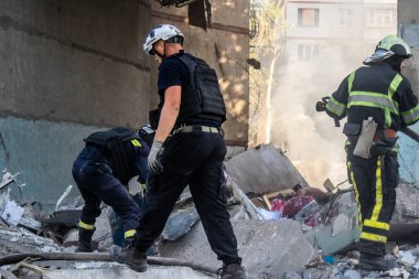 Kharkiv, Ukrayna, 24 Eylül 2024 KAB sınıfı bir savaş başlığıyla donatılmış bir Rus bombardıman uçağı Kharkiv 'deki bir yerleşim yerini kısmen yok etti. Kurtarma ekipleri saldırı mahallinde..