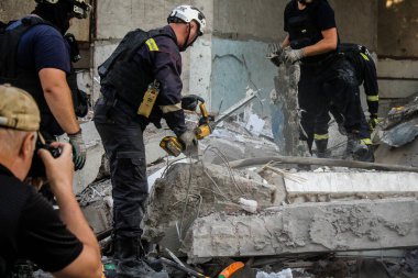 Kharkiv, Ukrayna, 24 Eylül 2024 KAB sınıfı bir savaş başlığıyla donatılmış bir Rus bombardıman uçağı Kharkiv 'deki bir yerleşim yerini kısmen yok etti. Kurtarma ekipleri saldırı mahallinde..