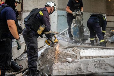 Kharkiv, Ukrayna, 24 Eylül 2024 KAB sınıfı bir savaş başlığıyla donatılmış bir Rus bombardıman uçağı Kharkiv 'deki bir yerleşim yerini kısmen yok etti. Kurtarma ekipleri saldırı mahallinde..