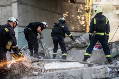 Kharkiv, Ukrayna, 24 Eylül 2024 KAB sınıfı bir savaş başlığıyla donatılmış bir Rus bombardıman uçağı Kharkiv 'deki bir yerleşim yerini kısmen yok etti. Kurtarma ekipleri saldırı mahallinde..