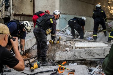 Kharkiv, Ukrayna, 24 Eylül 2024 KAB sınıfı bir savaş başlığıyla donatılmış bir Rus bombardıman uçağı Kharkiv 'deki bir yerleşim yerini kısmen yok etti. Kurtarma ekipleri saldırı mahallinde..