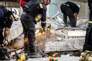 Kharkiv, Ukrayna, 24 Eylül 2024 KAB sınıfı bir savaş başlığıyla donatılmış bir Rus bombardıman uçağı Kharkiv 'deki bir yerleşim yerini kısmen yok etti. Kurtarma ekipleri saldırı mahallinde..