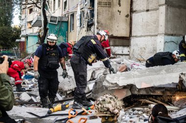 Kharkiv, Ukrayna, 24 Eylül 2024 KAB sınıfı bir savaş başlığıyla donatılmış bir Rus bombardıman uçağı Kharkiv 'deki bir yerleşim yerini kısmen yok etti. Kurtarma ekipleri saldırı mahallinde..