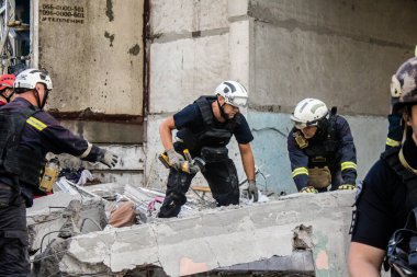 Kharkiv, Ukrayna, 24 Eylül 2024 KAB sınıfı bir savaş başlığıyla donatılmış bir Rus bombardıman uçağı Kharkiv 'deki bir yerleşim yerini kısmen yok etti. Kurtarma ekipleri saldırı mahallinde..