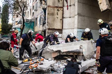 Kharkiv, Ukrayna, 24 Eylül 2024 KAB sınıfı bir savaş başlığıyla donatılmış bir Rus bombardıman uçağı Kharkiv 'deki bir yerleşim yerini kısmen yok etti. Kurtarma ekipleri saldırı mahallinde..