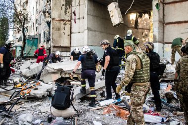 Kharkiv, Ukrayna, 24 Eylül 2024 KAB sınıfı bir savaş başlığıyla donatılmış bir Rus bombardıman uçağı Kharkiv 'deki bir yerleşim yerini kısmen yok etti. Kurtarma ekipleri saldırı mahallinde..