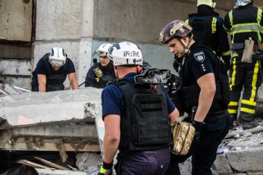 Kharkiv, Ukrayna, 24 Eylül 2024 KAB sınıfı bir savaş başlığıyla donatılmış bir Rus bombardıman uçağı Kharkiv 'deki bir yerleşim yerini kısmen yok etti. Kurtarma ekipleri saldırı mahallinde..