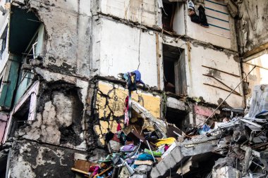 Kharkiv, Ukrayna, 24 Eylül 2024 KAB sınıfı bir savaş başlığıyla donatılmış bir Rus bombardıman uçağı Kharkiv 'deki bir yerleşim yerini kısmen yok etti. Kurtarma ekipleri saldırı mahallinde..