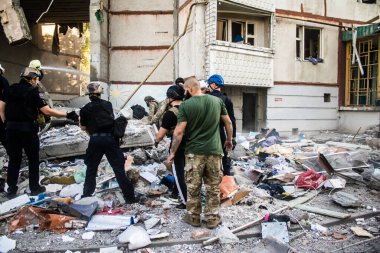 Kharkiv, Ukrayna, 24 Eylül 2024 KAB sınıfı bir savaş başlığıyla donatılmış bir Rus bombardıman uçağı Kharkiv 'deki bir yerleşim yerini kısmen yok etti. Kurtarma ekipleri saldırı mahallinde..