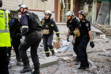 Kharkiv, Ukrayna, 24 Eylül 2024 KAB sınıfı bir savaş başlığıyla donatılmış bir Rus bombardıman uçağı Kharkiv 'deki bir yerleşim yerini kısmen yok etti. Kurtarma ekipleri saldırı mahallinde..