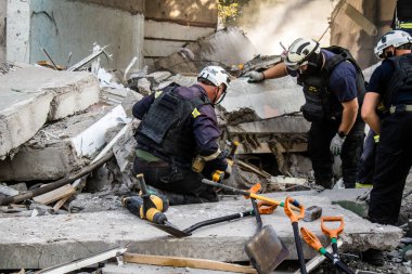 Kharkiv, Ukrayna, 24 Eylül 2024 KAB sınıfı bir savaş başlığıyla donatılmış bir Rus bombardıman uçağı Kharkiv 'deki bir yerleşim yerini kısmen yok etti. Kurtarma ekipleri saldırı mahallinde..