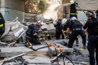 Kharkiv, Ukrayna, 24 Eylül 2024 KAB sınıfı bir savaş başlığıyla donatılmış bir Rus bombardıman uçağı Kharkiv 'deki bir yerleşim yerini kısmen yok etti. Kurtarma ekipleri saldırı mahallinde..