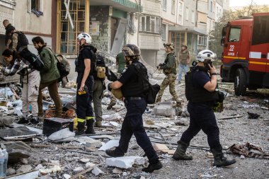 Kharkiv, Ukrayna, 24 Eylül 2024 KAB sınıfı bir savaş başlığıyla donatılmış bir Rus bombardıman uçağı Kharkiv 'deki bir yerleşim yerini kısmen yok etti. Kurtarma ekipleri saldırı mahallinde..