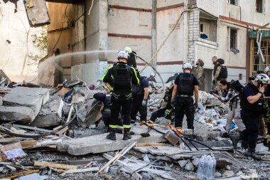 Kharkiv, Ukrayna, 24 Eylül 2024 KAB sınıfı bir savaş başlığıyla donatılmış bir Rus bombardıman uçağı Kharkiv 'deki bir yerleşim yerini kısmen yok etti. Kurtarma ekipleri saldırı mahallinde..