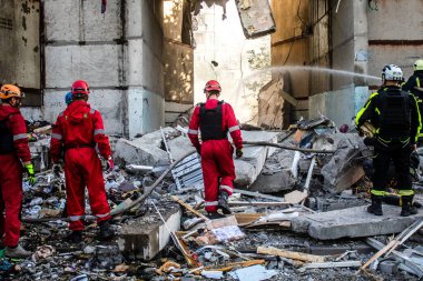 Kharkiv, Ukrayna, 24 Eylül 2024 KAB sınıfı bir savaş başlığıyla donatılmış bir Rus bombardıman uçağı Kharkiv 'deki bir yerleşim yerini kısmen yok etti. Kurtarma ekipleri saldırı mahallinde..