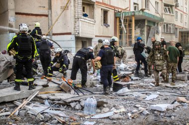 Kharkiv, Ukrayna, 24 Eylül 2024 KAB sınıfı bir savaş başlığıyla donatılmış bir Rus bombardıman uçağı Kharkiv 'deki bir yerleşim yerini kısmen yok etti. Kurtarma ekipleri saldırı mahallinde..