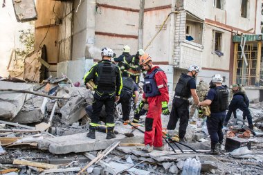 Kharkiv, Ukrayna, 24 Eylül 2024 KAB sınıfı bir savaş başlığıyla donatılmış bir Rus bombardıman uçağı Kharkiv 'deki bir yerleşim yerini kısmen yok etti. Kurtarma ekipleri saldırı mahallinde..