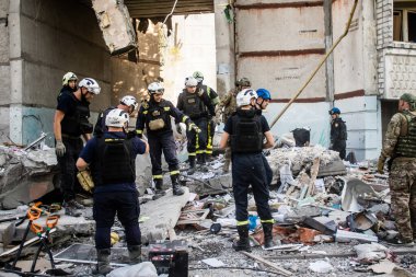 Kharkiv, Ukrayna, 24 Eylül 2024 KAB sınıfı bir savaş başlığıyla donatılmış bir Rus bombardıman uçağı Kharkiv 'deki bir yerleşim yerini kısmen yok etti. Kurtarma ekipleri saldırı mahallinde..