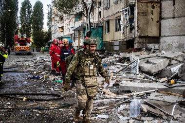 Kharkiv, Ukrayna, 24 Eylül 2024 KAB sınıfı bir savaş başlığıyla donatılmış bir Rus bombardıman uçağı Kharkiv 'deki bir yerleşim yerini kısmen yok etti. Kurtarma ekipleri saldırı mahallinde..