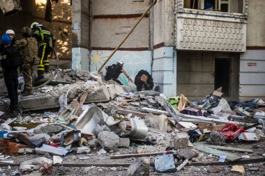 Kharkiv, Ukrayna, 24 Eylül 2024 KAB sınıfı bir savaş başlığıyla donatılmış bir Rus bombardıman uçağı Kharkiv 'deki bir yerleşim yerini kısmen yok etti. Kurtarma ekipleri saldırı mahallinde..