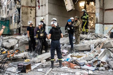 Kharkiv, Ukrayna, 24 Eylül 2024 KAB sınıfı bir savaş başlığıyla donatılmış bir Rus bombardıman uçağı Kharkiv 'deki bir yerleşim yerini kısmen yok etti. Kurtarma ekipleri saldırı mahallinde..