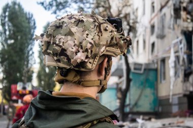 Kharkiv, Ukrayna, 24 Eylül 2024 KAB sınıfı bir savaş başlığıyla donatılmış bir Rus bombardıman uçağı Kharkiv 'deki bir yerleşim yerini kısmen yok etti. Kurtarma ekipleri saldırı mahallinde..