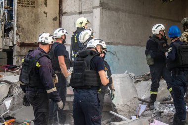 Kharkiv, Ukrayna, 24 Eylül 2024 KAB sınıfı bir savaş başlığıyla donatılmış bir Rus bombardıman uçağı Kharkiv 'deki bir yerleşim yerini kısmen yok etti. Kurtarma ekipleri saldırı mahallinde..