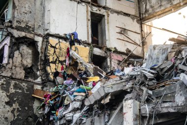 Kharkiv, Ukrayna, 24 Eylül 2024 KAB sınıfı bir savaş başlığıyla donatılmış bir Rus bombardıman uçağı Kharkiv 'deki bir yerleşim yerini kısmen yok etti. Kurtarma ekipleri saldırı mahallinde..