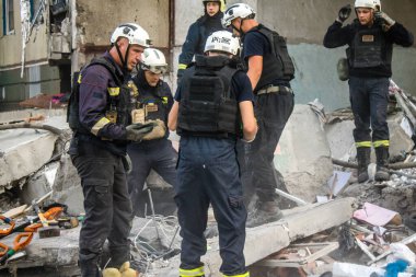 Kharkiv, Ukrayna, 24 Eylül 2024 KAB sınıfı bir savaş başlığıyla donatılmış bir Rus bombardıman uçağı Kharkiv 'deki bir yerleşim yerini kısmen yok etti. Kurtarma ekipleri saldırı mahallinde..