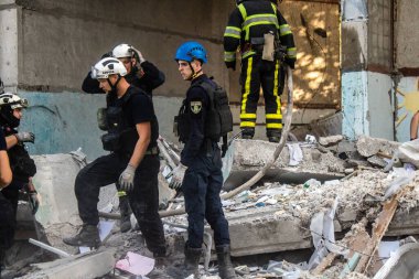 Kharkiv, Ukrayna, 24 Eylül 2024 KAB sınıfı bir savaş başlığıyla donatılmış bir Rus bombardıman uçağı Kharkiv 'deki bir yerleşim yerini kısmen yok etti. Kurtarma ekipleri saldırı mahallinde..