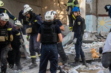 Kharkiv, Ukrayna, 24 Eylül 2024 KAB sınıfı bir savaş başlığıyla donatılmış bir Rus bombardıman uçağı Kharkiv 'deki bir yerleşim yerini kısmen yok etti. Kurtarma ekipleri saldırı mahallinde..