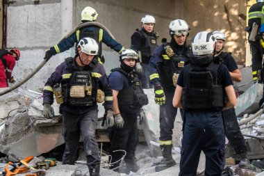 Kharkiv, Ukrayna, 24 Eylül 2024 KAB sınıfı bir savaş başlığıyla donatılmış bir Rus bombardıman uçağı Kharkiv 'deki bir yerleşim yerini kısmen yok etti. Kurtarma ekipleri saldırı mahallinde..