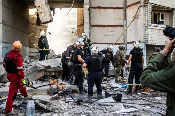 Kharkiv, Ukrayna, 24 Eylül 2024 KAB sınıfı bir savaş başlığıyla donatılmış bir Rus bombardıman uçağı Kharkiv 'deki bir yerleşim yerini kısmen yok etti. Kurtarma ekipleri saldırı mahallinde..