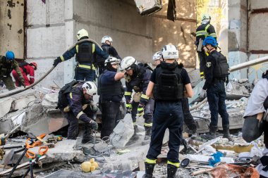 Kharkiv, Ukrayna, 24 Eylül 2024 KAB sınıfı bir savaş başlığıyla donatılmış bir Rus bombardıman uçağı Kharkiv 'deki bir yerleşim yerini kısmen yok etti. Kurtarma ekipleri saldırı mahallinde..