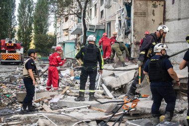 Kharkiv, Ukrayna, 24 Eylül 2024 KAB sınıfı bir savaş başlığıyla donatılmış bir Rus bombardıman uçağı Kharkiv 'deki bir yerleşim yerini kısmen yok etti. Kurtarma ekipleri saldırı mahallinde..