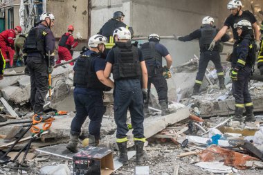 Kharkiv, Ukrayna, 24 Eylül 2024 KAB sınıfı bir savaş başlığıyla donatılmış bir Rus bombardıman uçağı Kharkiv 'deki bir yerleşim yerini kısmen yok etti. Kurtarma ekipleri saldırı mahallinde..
