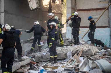 Kharkiv, Ukrayna, 24 Eylül 2024 KAB sınıfı bir savaş başlığıyla donatılmış bir Rus bombardıman uçağı Kharkiv 'deki bir yerleşim yerini kısmen yok etti. Kurtarma ekipleri saldırı mahallinde..
