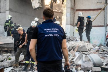 Kharkiv, Ukrayna, 24 Eylül 2024 KAB sınıfı bir savaş başlığıyla donatılmış bir Rus bombardıman uçağı Kharkiv 'deki bir yerleşim yerini kısmen yok etti. Kurtarma ekipleri saldırı mahallinde..