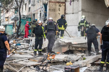Kharkiv, Ukrayna, 24 Eylül 2024 KAB sınıfı bir savaş başlığıyla donatılmış bir Rus bombardıman uçağı Kharkiv 'deki bir yerleşim yerini kısmen yok etti. Kurtarma ekipleri saldırı mahallinde..
