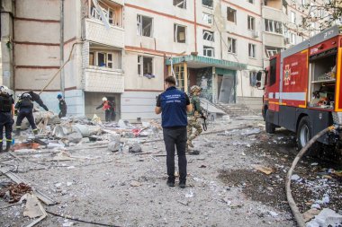 Kharkiv, Ukrayna, 24 Eylül 2024 KAB sınıfı bir savaş başlığıyla donatılmış bir Rus bombardıman uçağı Kharkiv 'deki bir yerleşim yerini kısmen yok etti. Kurtarma ekipleri saldırı mahallinde..