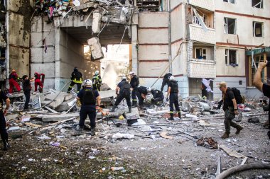 Kharkiv, Ukrayna, 24 Eylül 2024 KAB sınıfı bir savaş başlığıyla donatılmış bir Rus bombardıman uçağı Kharkiv 'deki bir yerleşim yerini kısmen yok etti. Kurtarma ekipleri saldırı mahallinde..