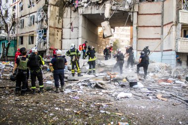 Kharkiv, Ukrayna, 24 Eylül 2024 KAB sınıfı bir savaş başlığıyla donatılmış bir Rus bombardıman uçağı Kharkiv 'deki bir yerleşim yerini kısmen yok etti. Kurtarma ekipleri saldırı mahallinde..