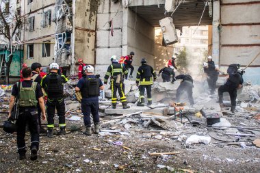 Kharkiv, Ukrayna, 24 Eylül 2024 KAB sınıfı bir savaş başlığıyla donatılmış bir Rus bombardıman uçağı Kharkiv 'deki bir yerleşim yerini kısmen yok etti. Kurtarma ekipleri saldırı mahallinde..