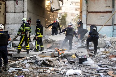 Kharkiv, Ukrayna, 24 Eylül 2024 KAB sınıfı bir savaş başlığıyla donatılmış bir Rus bombardıman uçağı Kharkiv 'deki bir yerleşim yerini kısmen yok etti. Kurtarma ekipleri saldırı mahallinde..