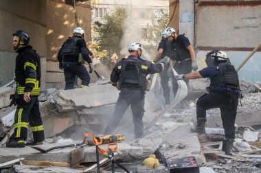 Kharkiv, Ukrayna, 24 Eylül 2024 KAB sınıfı bir savaş başlığıyla donatılmış bir Rus bombardıman uçağı Kharkiv 'deki bir yerleşim yerini kısmen yok etti. Kurtarma ekipleri saldırı mahallinde..